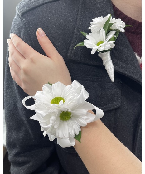 white daisies Boutonnière